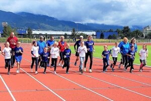  Prvé čestné kolo s podporou olympioničky Lucie Hrivnák Klocovej (v strede v modrom tričku) a ďalších 
legiend martinskej atletiky patrilo atletickým nádejám.
