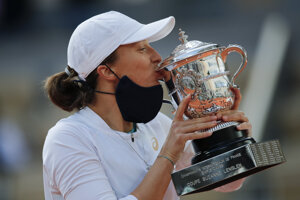 Iga Swiateková s trofejou pre víťazku Roland Garros.