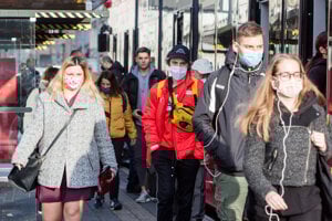 Na Slovensku sa už rúška povinné aj vonku. 