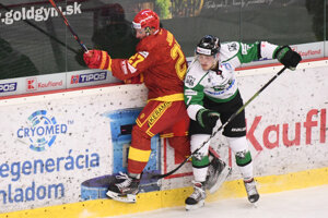 Henrich Jaborník (Trenčín) a Samuel Hain (Nové Zámky) v zápase 6. kola hokejovej Tipos extraligy medzi HC Mikron Nové Zámky a HK Dukla Trenčín.