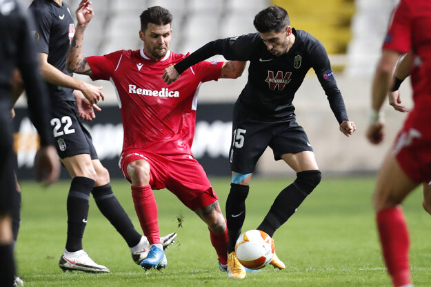 Slovenský útočník Michal Ďuriš (v červenom) počas zápasu proti Granade.