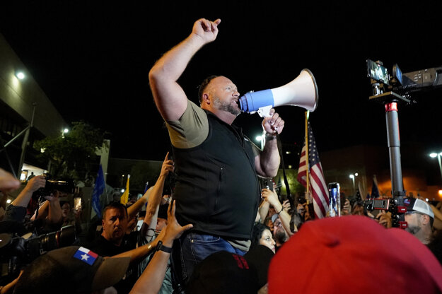 Alex Jones na proteste podporovateľov Trumpa.