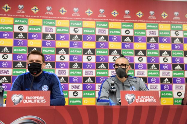 Reprezentačný tréner Štefan Tarkovič (vľavo) a kapitán tímu Marek Hamšík na tlačovej konferencii.