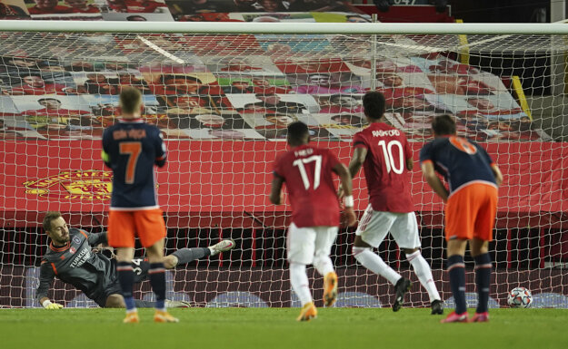 Anglický útočník Marcus Rashford (číslo) premieňa pokutový kop.