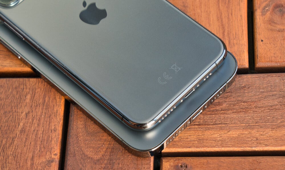 Zaoblený rám iPhone 11 Pro a hranatejší iPhone 12 Pro Max.