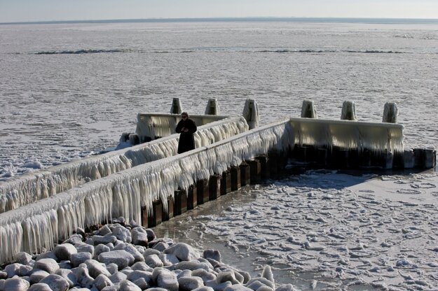 Žena na móle neďaleko holandského mesta Afsluitdijk.