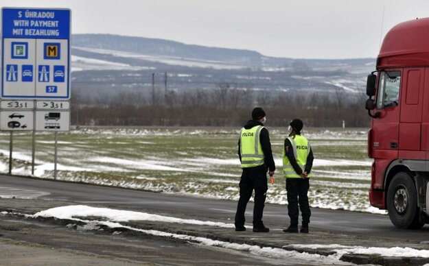 Kontrola na hraničnom priechode s Maďarskom Slovenské Nové Mesto - Sátoraljaújhely.