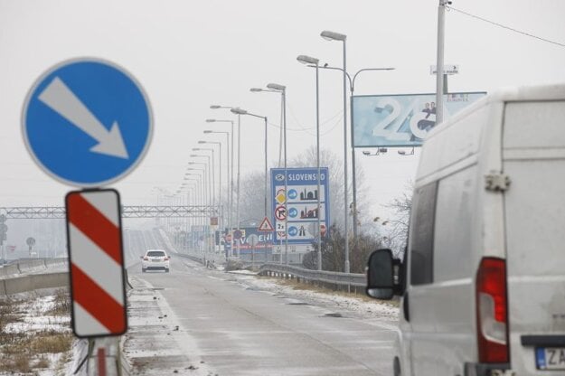 Situácia na hraničnom priechode Bratislava - Berg v smere do Rakúska počas sprísnenia opatrení na hraničných priechodoch od 17. februára 2021. 
