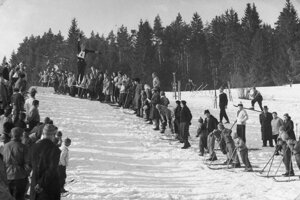 Skoky na lyžiach pod Hájom mali veľký divácky záujem( 60-te roky)