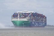 Nákladná loď CMA CGM smeruje po rieke Labe do hamburského prístavu.