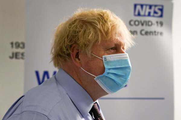 Premiér Boris Johnson dúfa, že ďalšia vlna bude napriek uvoľneniu miernejšia.