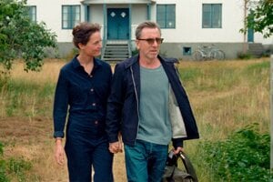 Vicky Krieps a Tim Roth vo filme Bergman Island.