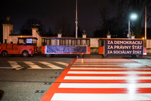 Protivládny protest automobilov organizovaný opozičným Smerom