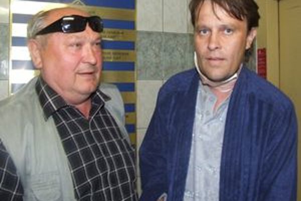 Štefan so svokrom, ktorý mu v lese poskytol prvú pomoc.