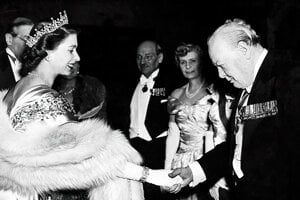 Britský premiér Winston Churchill víta Alžbetu II. na jej návšteve na Downing Street 10 (rok 1955). 