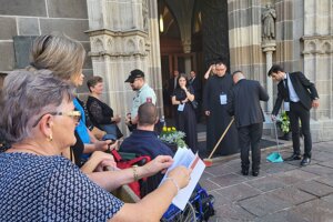 Veriaci sa už zhromažďujú pred vstupom do katedrály, dostávajú program slávnostnej pohrebnej omše a postupne prichádzajú aj cirkevní hodnostári.