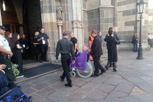 Do Dómu prichádza emeritný košický arcibiskup Alojz Tkáč. Pri príchode s úsmevom zamával veriacim a zažartoval: "Chystajte sa na ďalší pohreb."