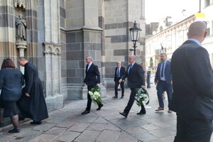 Prišiel už aj bývalý prezident SR Andrej Kiska.