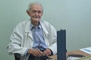 Doktor Karol Mika ukončil svoju lekársku prax ako 97-ročný po neuveriteľných 72 rokoch ordinovania.