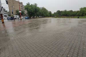Voda tečúca z parku na križovatku, ďalej sa zhromažďuje na Račianskej ulici. 