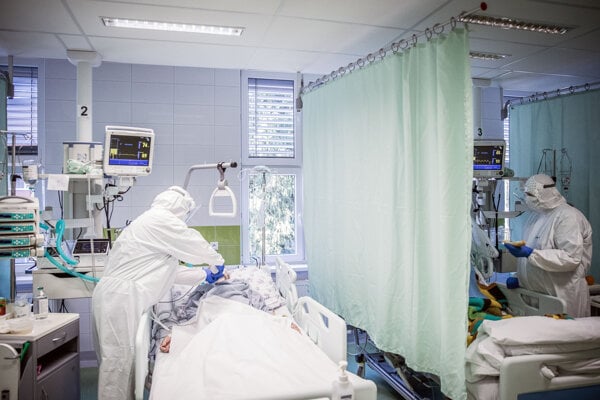 Ľudom u nás sa cez covid skrátil vek dožitia o vyše dva roky, píše sa v správe NKÚ o pandémii.