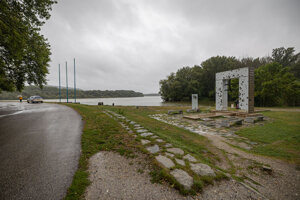 Zvýšená hladina Dunaja v bratislavskej mestskej časti Devín počas dní kedy Slovenský hydrometeorologický ústav vydal 2. a 3. stupeň meteorologickej a hydrologickej výstrahy pre západné Slovensko.