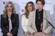 Zľava ministerka kultúry Martina Šimkovičová, riaditeľka Medzinárodného domu umenia pre deti Bibiana Petra Flach a generálna komisárka Medzinárodného domu umenia pre deti Bibiana Zuzana Jarošová. 