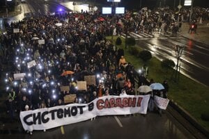 Protestujúci držia transparent s nápisom „Systém je ďalší“ počas zhromaždenia za obete rozsiahleho požiaru nočného klubu v meste Kocani v Skopje v Severnom Macedónsku.