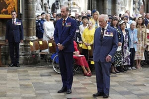 Britský princ William (uprostred vľavo) a britský kráľ Karol III. počas ďakovnej bohoslužby vo Westminsterskom opátstve v Londýne