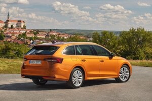 Škoda Octavia s veľkým 640-litrovým kufrom je len jednou z alternatív pri hľadaní výhodného kombi. 