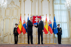 Španielsky kráľ Filip VI. a prezident Peter Pellegrini počas uvítacieho ceremoniálu v Prezidentskom paláci.