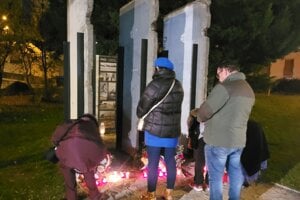 Fragmenty Berlínskeho múra v centre Nitry. Ľudia si tu pripomínajú pád totality. 
