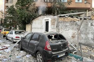 Trosky obytného domu na aute v Teheráne. 