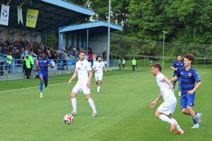 Gabčíkovo (v bielom) sa z druhého miesta posúva do tretej ligy, Nitra sa úspešne zachránila v súťaži. 