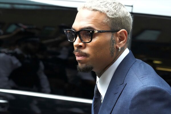 Chris Brown prichádza na súd.