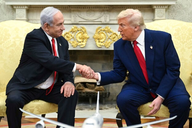 Izraelský premiér Benjamin Netanjahu s americkým prezidentom Donaldom Trumpom. (zdroj: SITA/AP)