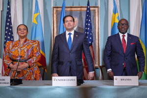 Americký minister zahraničných vecí Marco Rubio (uprostred), ministerka zahraničných vecí Konžskej demokratickej republiky Thérése Kayikwambaová Wagnerová (vľavo) a minister zahraničných vecí Rwandy Olivier Nduhungirehe počas podpisovej ceremónie vo Washingtone.