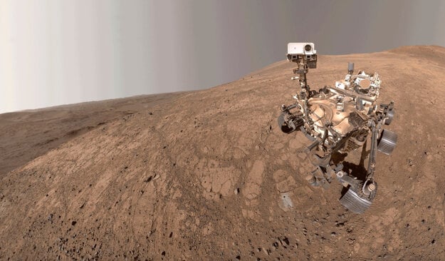 Obrázok poskytnutý NASA zobrazuje rover Perseverance, ako si na Marse robí selfie. (zdroj: NASA)