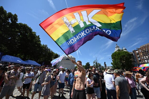 Na Pride v Budapešti prišlo podľa odhadu organizátorov 180- až 200-tisíc ľudí. (zdroj: TASR/AP/MTI)