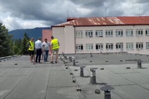 Jedna zo striech v areáli gymnázia bude ekologická.