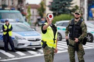 Príslušníci hraničnej polície zastavujú vodiča na kontrolnom stanovišti na poľsko-nemeckom hraničnom priechode v meste Slubice.