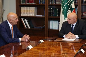 Veľvyslanec USA v Turecku, ktorý je zároveň osobitným vyslancom pre Sýriu, Tom Barrack (vľavo) a libanonský prezident Džúzif Awn rokujú o odzbrojení šiitskeho militantného hnutia Hizballáh v Bejrúte v pondelok 7. júla 2025. 