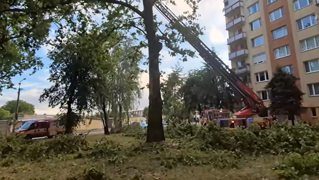 Odstraňovanie následkov búrky na jednom z rimavskosobotských sídlisk. (zdroj: reprofoto/FB Jozef Šimko)