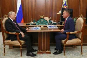 Pády z okien aj zlyhania sŕdc. V Rusku záhadne zomierajú funkcionári