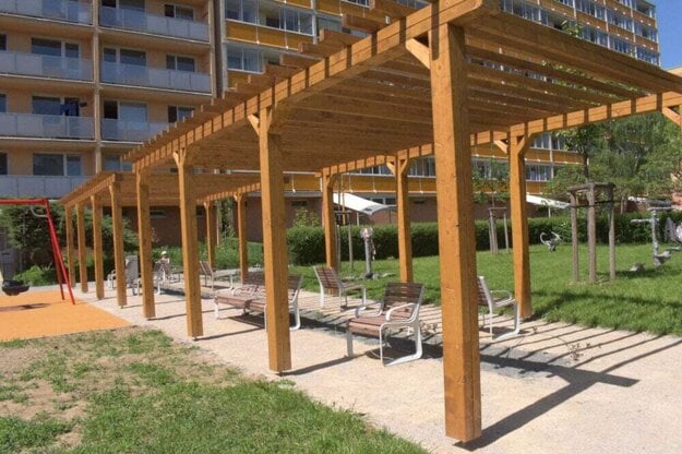 Na košickom Juhu mysleli aj na rodičov a starých rodičov, ktorí pri ihrisku oddychujú radšej v tieni. (zdroj: Korzár/Judita Čermáková)