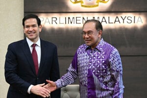 Americký minister zahraničných vecí Marco Rubio si v Kuala Lumpure podáva ruku s malajzijským premiérom Amwarom Ibrahimom.