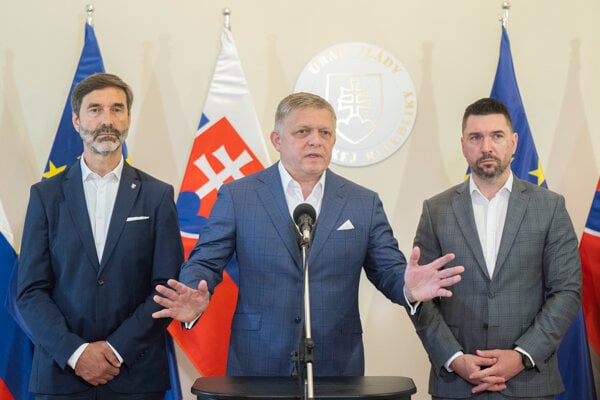 Uprostred predseda vlády Robert Fico, vľavo minister zahraničných vecí Juraj Blanár a vpravo minister pôdohospodárstva a rozvoja vidieka Richard Takáč.