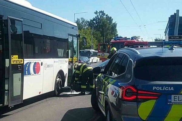Na mieste dopravnej nehody autobusu a osobného auta.