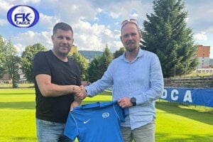 Nový riaditeľ Pavol Bugáň (vľavo) s prezidentom FK Celestínom Stehurom.