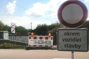 Pri moste v Hokovciach sú už pripravené zátarasy,15. 7. 2025.